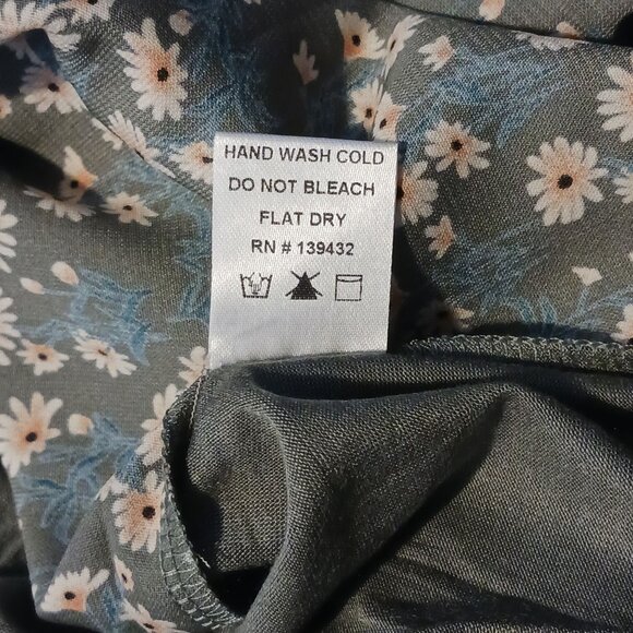 NEW Papermoon Floral V-neck Pleated Blouse, Faux Button-up Back Green M - Picture 8 of 10